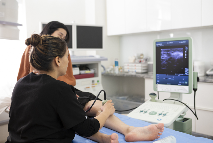 Sclerotherapy - Vein Treatment California What are some criteria for finding a reputable varicose vein doctor near me in Manhattan? A highly-esteemed vein clinic talks about the 6 most important characteristics of a good vein doctor.